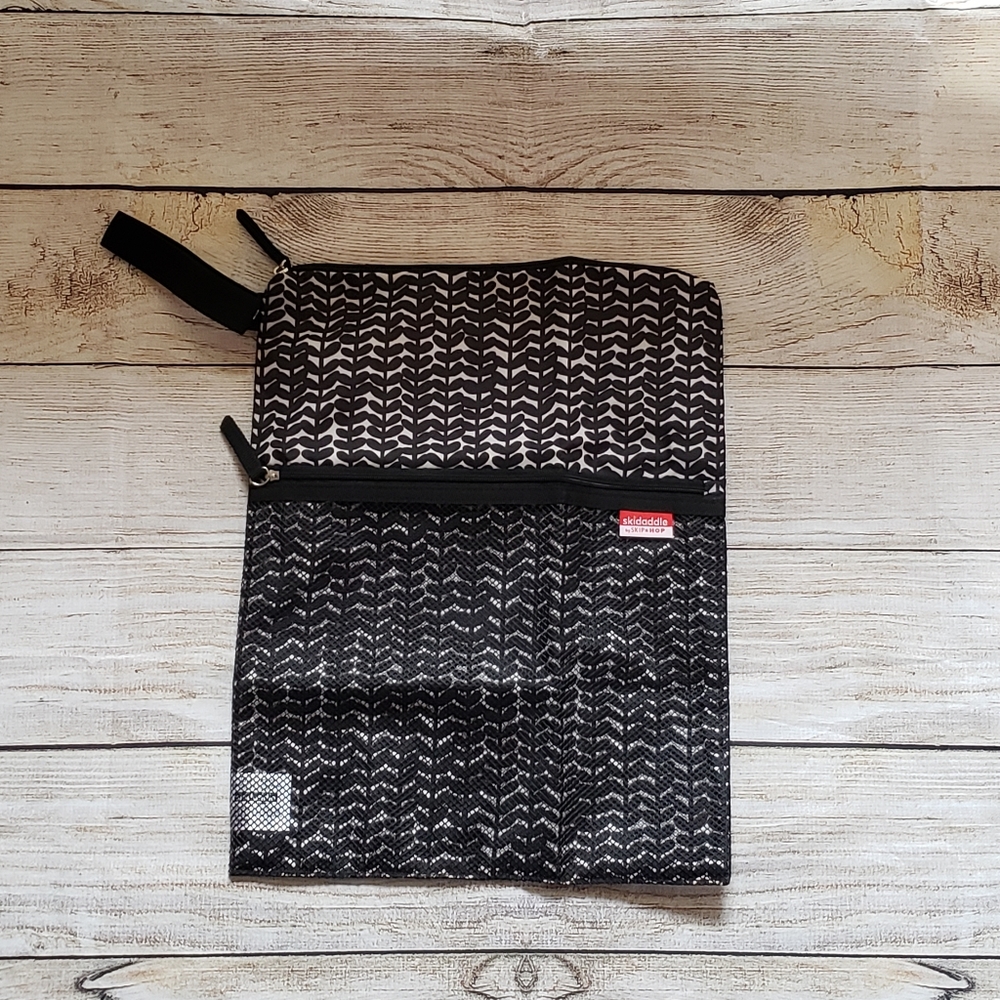 Skidaddle by Skip Hop Wet/Dry Bag, Black Vine